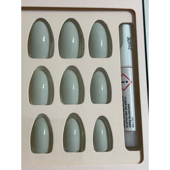 Clutch Nails Stormy Grey Almond Press-On Nails With Nail File & Glue New Sealed - Picture 2 of 4